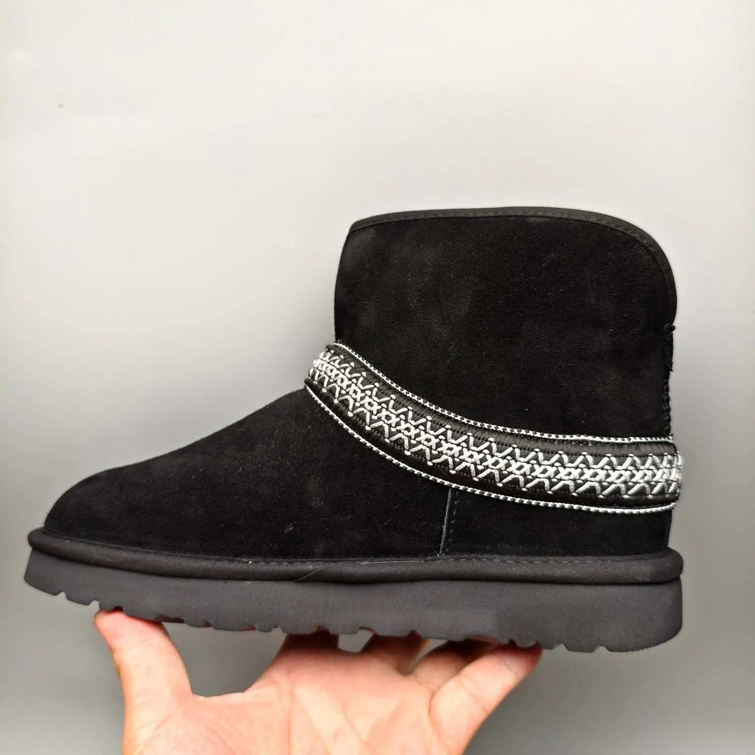 💰560 UGG sheepskin all-in-one snow boots 8262 ethnic style mid-calf boots Color: Maroon Black Size: 35-40